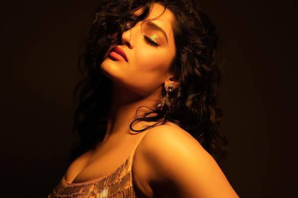 இதுவரை இல்லாத அளவிற்கு கவர்ச்சி காட்டும் ரித்திகா சிங்.. எல்லை மீறிய பதிவு | Ritika Singh Latest Photoshoot