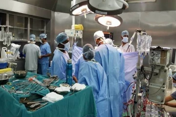 பச்சிளம் குழந்தையின் வயிற்றிலிருந்த 3 கருக்கள்! அதிர்ச்சியடைந்த மருத்துவர்கள்