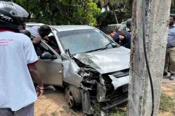 கட்டுப்பாட்டையிழந்த கார் மின் கம்பத்துடன் மோதி விபத்து