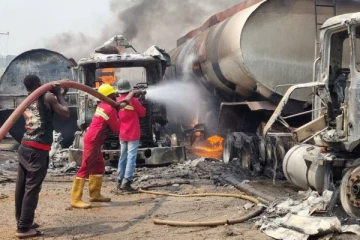 நைஜீரியாவில் பெற்றோல் லொறி வெடித்து விபத்துக்குள்ளானதில் 31 பேர் பலி