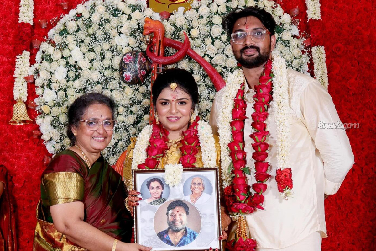 நடிகை ரவீனா ரவிக்கு திருமணம் முடிந்தது! மாப்பிள்ளை பிரபல இயக்குனர் தான் | Raveena Ravi Marriage To Valatty Director Devan