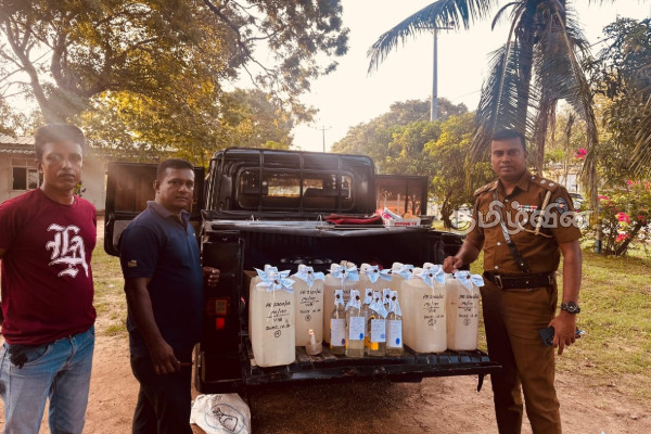 கிழக்கில் பாடசாலைக்கு முன்னால் கசிப்பு விற்பனை.. சிஐடி நடத்திய அதிரடி வேட்டை! | Leakage Sale Infront School Batticaloa Cid Chased கிழக்கில் பாடசாலைக்கு முன்னால் கசிப்பு விற்பனை.. சிஐடி நடத்திய அதிரடி வேட்டை! | Leakage Sale Infront School Batticaloa Cid Chased