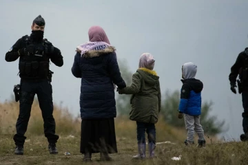 பிரான்சில் ரயில் தண்டவாளத்தில் நடந்து சென்ற புலம்பெயர்ந்தோருக்கு நேர்ந்த பரிதாபம்