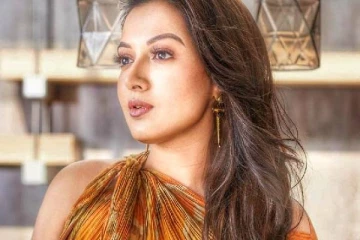 இதுக்கு பேர் சேலையா! நடிகை கேத்ரின் திரேசாவை கண்டபடி கிண்டலடிக்கும் ரசிகர்கள்..