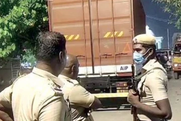 அதிகாலையில் வாக்குபதிவு இயந்திரங்களுடன் வந்த கண்டெய்னரால் பரபரப்பு