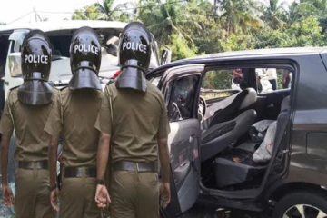 உந்துருளியும் வேனும் நேருக்கு நேர் மோதி கோர விபத்து ; இரு பெண்கள் உட்பட மூவர் பலி