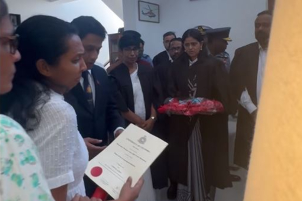 மரணத்தின் பின்னரும் பட்டம் பெற்ற விமானி: கண்ணீர் மல்கிய மனைவி! | Hands Over Degree Certificate To Deceased Pilot மரணத்தின் பின்னரும் பட்டம் பெற்ற விமானி: கண்ணீர் மல்கிய மனைவி! | Hands Over Degree Certificate To Deceased Pilot