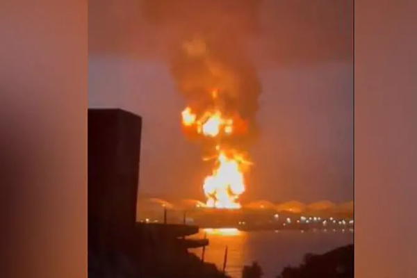 எண்ணெய்க் கிடங்கில் மின்னல் தாக்கியதால் மல மலவென பரவிய தீ | Lightning Strike In An Oil Warehouse