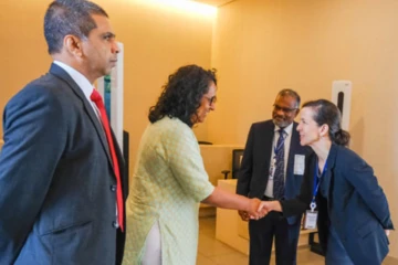 අගමැතිනිය මැනිලා නුවරට ළඟාවේ - පිළිගැනීමට නායකයන් රැසක්
