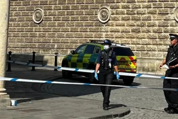 இங்கிலாந்தில் பெண்ணொருவர் ரசாயனத் தாக்குதல் நடத்தியதாக எழுந்த சந்தேகம்: சமீபத்திய தகவல்