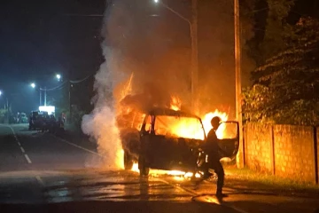 பயணித்து கொண்டிருந்த வாகனம் திடீரென தீப்பற்றி எரிந்தது - யாழில் சம்பவம் (PHOTOS)