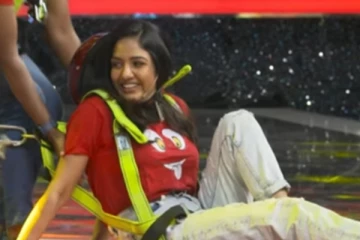 மேடையில் வழுக்கி விழுந்த பாவனி.....பதறி போன அமிர்!