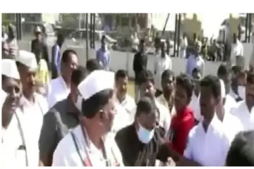 செல்பி எடுக்க வந்த தொண்டர் - செல்போனை தட்டிவிட்டு பயங்கரமாக திட்டிய டி.கே.சிவக்குமார் - வீடியோ வைரல்