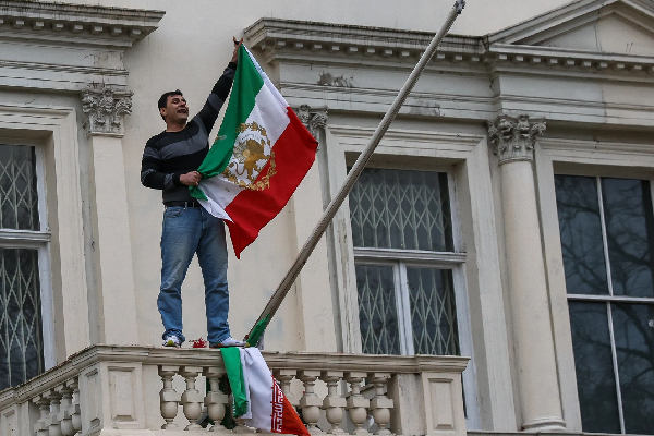 லண்டனில் பதற்றம் - ஈரான் தூதரகத்தின் மீது ஏறிய போராட்டக்காரர்கள் | Protester Iranian Embassy In London Two Arrested லண்டனில் பதற்றம் - ஈரான் தூதரகத்தின் மீது ஏறிய போராட்டக்காரர்கள் | Protester Iranian Embassy In London Two Arrested