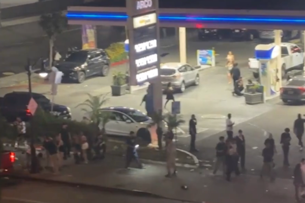 அமெரிக்காவில் நடந்த கொடூர விபத்து.. பலர் படுகாயம்! | La Nightclubcar Ploughs Into Crowd Us 30 Injured