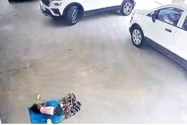 பார்க்கிங் ஏரியாவில் உறங்கிய குழந்தை; கார் ஏறி பலி - பதைபதைக்கும் வீடியோ! | Video Child Crushed Death Car Parking Hyderabad பார்க்கிங் ஏரியாவில் உறங்கிய குழந்தை; கார் ஏறி பலி - பதைபதைக்கும் வீடியோ! | Video Child Crushed Death Car Parking Hyderabad