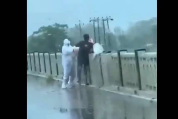 வெளிச்சத்திற்கு வந்த உ.பி-யில் நடக்கும் கொடூரம்! கொரோனாவால் இறந்தவரின் சடலத்தை பாலத்திலிருந்து ஆற்றில் தூக்கி வீசும் அவலம்: பதபதைக்க வைக்கும் காட்சி