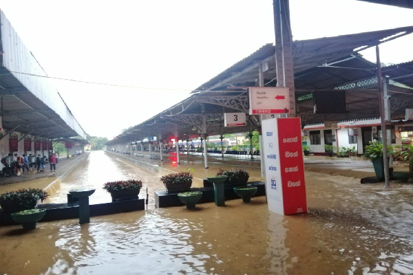 வெள்ளத்தில் மூழ்கிய கண்டி தொடருந்து நிலையம் (VIDEO) | Flooded Kandy Railway Station