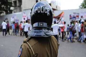 பொலிஸாருடன் மோதலில் ஈடுபட்ட சந்தேகநபர்களினால் அமைதியின்மை - கூர்மையான ஆயுதத்தால் தாக்குதல்