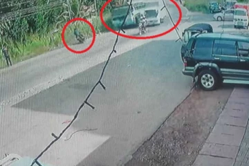 යතුරුපැදිකරු යට කර දැමූ බිහිසුණු බස් රේස් අනතුර..(VIDEO)