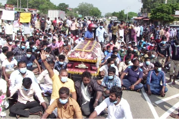 “குற்றவாளியை கைது செய்” நடுவீதியில் சடலத்தை வைத்து மக்கள் பெரும் போராட்டம் - திணறிய காவல்துறை (காணொளி)