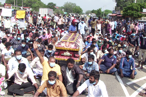 “குற்றவாளியை கைது செய்” நடுவீதியில் சடலத்தை வைத்து மக்கள் பெரும் போராட்டம் - திணறிய காவல்துறை (காணொளி) - ஐபிசி தமிழ்