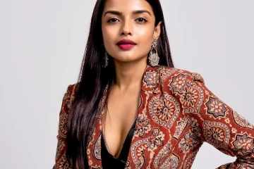 நடிகை ஆஷ்னா சவேரி மாடர்ன் உடையில் தாராள கிளாமர்