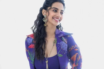 மீனாட்சி சவுத்ரி தாராள கிளாமர் உடையில் ஹாட் போஸ்