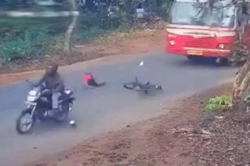 சுக்குநூறாக சைக்கிள்! கண்ணிமைக்கும் நேரத்தில் உயிர்பிழைத்த சிறுவன்: நடுங்க வைக்கும் காட்சி