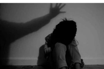 7 வயது சிறுமிக்கு பாலியல் வன்கொடுமை - வளர்ப்பு பெற்றோர் கொடூரம்