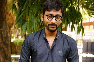 புதிய கார் வாங்கிய பிரபல நடிகர் ஆர்.ஜே.பாலாஜி- மனைவியுடன் அவர் கொடுத்த போஸ்