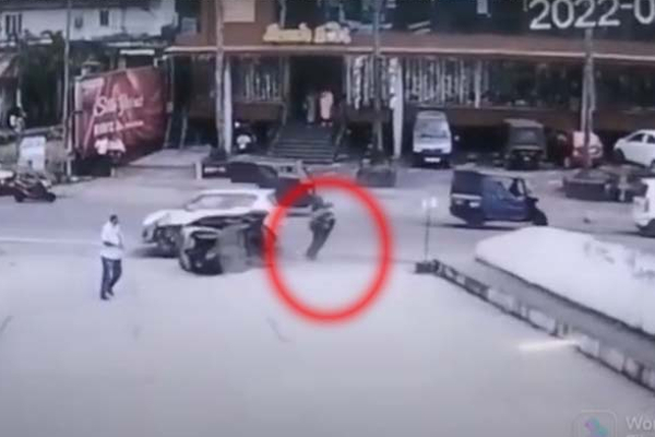 விபத்தில் பறந்த ஆட்டோ! நூலிழையில் உயிர்தப்பிய பெண்... பதறவைக்கும் காட்சி | Women Escaped From A Massive Accident