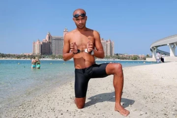 கைவிலங்கோடு நீச்சல் அடித்து உலக சாதனை