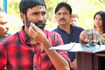 தனுஷ் படத்தோடு 40 வயதில் முடிந்த சகாப்தம்!! வாய்ப்புக்காக கணவரை தூதுவிட்ட தனுஷ் பட நடிகை..