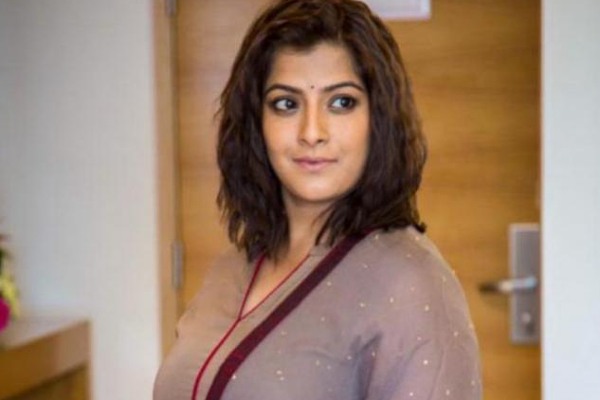 மாலத்தீவில் சுற்றி திரியும் நடிகை வரலக்ஷ்மி சரத்குமார்.. இணையத்தில் வைரலாகும் புகைப்படங்கள்.. | Vararlakshmi Sarathkumar Maldevis Picture