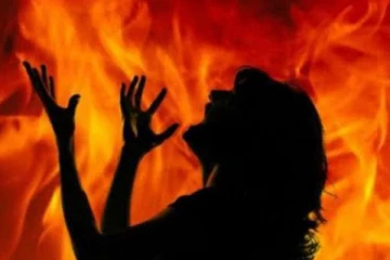 முன்னாள் காதலியை உயிருடன் தீ வைத்துக் கொளுத்திய இளைஞன்!