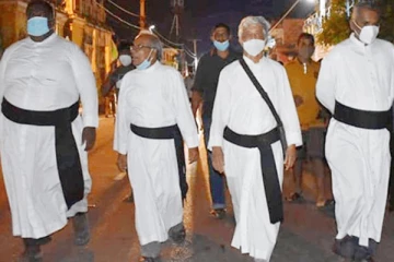 போராட்ட களத்தில் அருட்தந்தையர்களை மிரட்டும் பொலிஸார்! வெளியான காணொளி