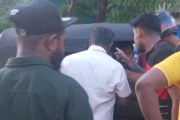 ஆசிரியரை சரமாரியாக தாக்கிய மாணவர்கள்