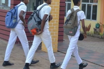 கல்வியை இடைநிறுத்தி தொழில்களை தேடிச்சென்றுள்ள மாணவர்கள்