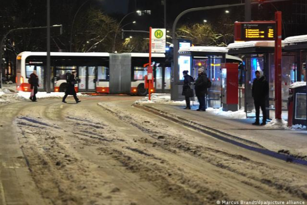 ஜேர்மனியின் பல பகுதிகளுக்கு கரும் பனி எச்சரிக்கை: பள்ளிகளுக்கு விடுமுறை | Germany Schools Closed Over Severe Black Ice