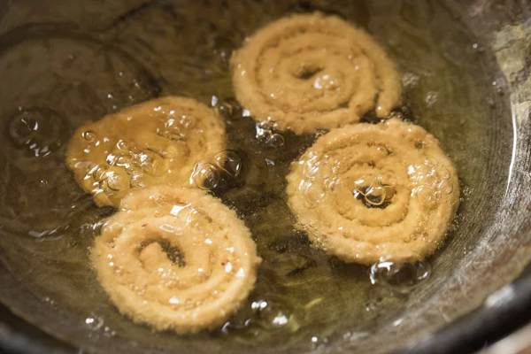 முறுக்கு சுட போறீங்களா? இப்படி ஒரு முறை செஞ்சு பாருங்க | Murukku Recipe Tamil