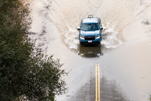 அமெரிக்காவின் கலிபோர்னியா மாநிலத்தில் மோசமடையும் காலநிலை | Flooding And Landslides In Us State California