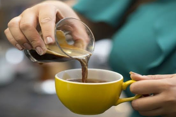 எழுந்ததும் டீ குடிப்பீங்களா? வெறும் வயிற்றில் டீ குடிச்சா இந்த பக்கவிளைவுகள் குறி வைத்து தாக்கும்! | Drink Tea On An Empty Stomach Problem