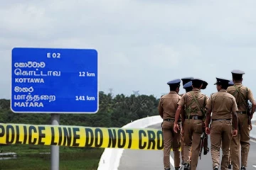 தெற்கு அதிவேகசாலையில் திடீரென தீப்பற்றி எரிந்த வாகனத்தால் பரபரப்பு