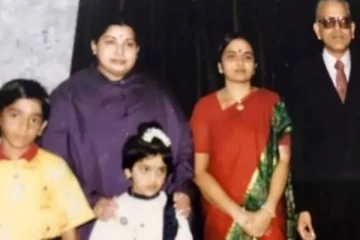 மறைந்த ஜெயலலிதா அவர்களுடன் புகைப்படத்தில் இருக்கும் இந்த பிரபல நடிகை யார் என்று தெரியுமா