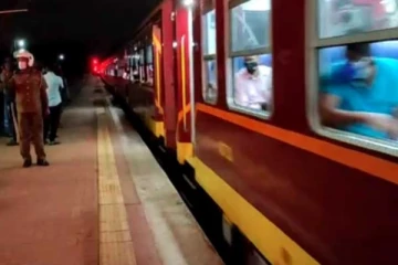 දුම්රියේ ගැටුණු 22 හැවිරිදි තරුණියට සිදුවූ දේ (VIDEO)