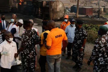 வெளிநாடொன்றில் வெடித்து சிதறிய எரிபொருள் பவுசர்... 77 பேர் பரிதாபமாக உயிரிழப்பு!