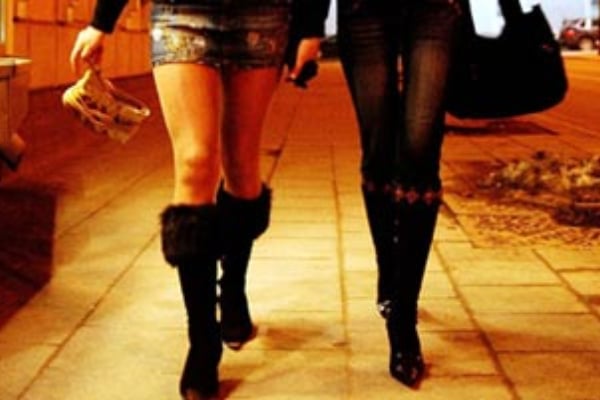 கொழும்பிலுள்ள வீடொன்றில் வெளிநாட்டு பெண்களுடன் சிக்கிய பிரபல கோடிஷ்வரர்கள் | Massage Centre Raid Foreign Women Arrested