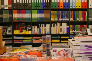 දිවයින පුරා පොත් කඩ වැටලීමක්.