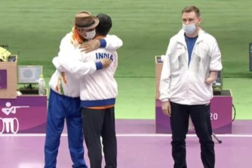 டோக்கியோ பாராலிம்பிக்: தங்கம், வெள்ளி வென்று அசத்தும்  இந்திய வீரர்கள்